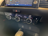 【オートエアコン】設定温度に合わせて自動で風量や風向きを調整し、車内を快適な温度に保ちます。