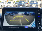 後方の映像に加えて目安となるガイド線が表示され、駐車時に車両後方の位置関係を把握しやすい画面です。周囲を直接確認しながら、車庫入れや駐車枠への後退をサポートします。