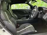 身体を受け止める形状のシートに、明るい色のラインがアクセントとして映えます。運転席との距離感や足元の空間も確認しやすく、乗り降りの際にも室内の様子を把握しやすいレイアウト。落ち着いて過ごせる室内です。