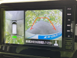 後方の映像に加えて車両周辺を示す表示もあり、駐車時に周囲の状況を確認するのに便利です。画面の目安表示を参考にしながら、目視も併用して落ち着いて駐車操作を行えます。