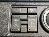 【両側パワースライドドア】スマートキーや運転席のスイッチで後席両側スライドドアの開閉が可能♪電動だから力を入れてドアを開ける必要が無く、小さなお子様でも簡単に開け閉めでき快適です♪