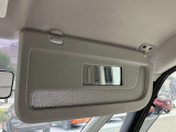 サンバイザーに鏡がついていますので、車から降りる前に身だしなみチェックが出来ます。
