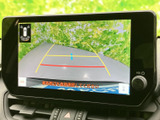 車両後方の映像に目安線が表示され、駐車時に周囲との位置関係を確認しやすい画面です。車両周辺を直接確認する案内もあり、切り返しや駐車の際に役立ちます。