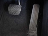 【オルガン式アクセルペダル】 かかとがずれにくく、アクセルペダルがコントロールしやすくなります。また運転時の疲労を軽減し、とっさのときの踏み間違いも起きにくくなります。