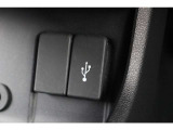 USBで外部機器と接続することによってナビで視聴可能に!お好みの音楽空間が出現です♪