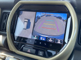 車両後方の様子を画面で確認でき、駐車時や狭い場所での切り返しをサポートします。周囲の状況を目で確かめながら操作できるため、日常の駐車をより安心して行いやすい装備です。