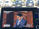 テレビ番組をモニターで視聴できる装備を備えています。停車中の休憩時間などに映像を楽しめ、画面上で番組内容を確認しながら過ごせるのが便利です。視聴は安全のため停車中にご利用ください。