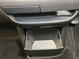 お気に入りのCDなどが収納できる格納式ボックス★