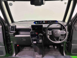 360&deg;UV&IRカット機能ガラス採用。見易い計器類と運転し易いレイアウトのドライビングポジションは、極細Aピラーの採用で視角も少なく前方&左右の見切りが良く安心して運転できます