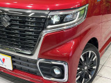 【LEDヘッドライト】悪天候や夜間走行時も良好な視界を確保し安心して運転できる高輝度LEDヘッドライトを装備!点灯速度が早く、消費電力も抑えられています。