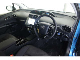 【運転席&助手席】シートは黒を基調にしたスタイリッシュなデザインです。クリーニング済みですので清潔感があり気持ち良く乗っていただけます♪