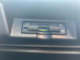 【ETC】有料道路を利用する際に料金所で停止することなく通過できる、ETC車載器(ノンストップ自動料金収受システム機器)が装備されています。セットアップを行うことで利用可能になります。
