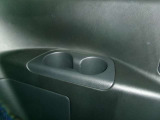 シート横にドリンクホルダーがございます。