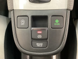 セレクトレバーの下に電子制御パーキングブレーキがあります。スイッチひとつで、停車した地点の傾斜などをシステムが検知・判断してブレーキ力を自動的に制御し、しっかり停車できるパーキングシステムです。