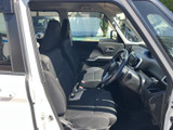 前席は座面と背もたれにゆとりがあり、運転席まわりを見渡しやすい配置です。落ち着いた色合いの室内で、乗り降りの際にもすっきりとした印象を受けます。