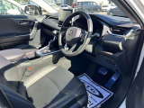 高いホールド性で運転姿勢が安定します。長距離ドライブでも疲れにくいのが魅力です。快適なドライビングライフをお送りください♪