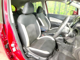 運転席まわりには十分なスペースがあり、大柄な方でもゆったり運転していただける環境です。