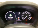 ハイブリット車専用のメーターです。右側の大型スピードメーターに加え、ステアリングスイッチを使って左のマルチインフォメーション・ディスプレイで燃費や動力伝達などの情報が見れるようになっています。