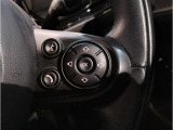MINIの内装はとにかく『円』に拘ったデザインコンセプトが一目で伝わってきます。これほど円形に拘った車は他に御座いません。伝統のデザイン、トグルスイッチなど遊び心のある内装で御座います。