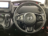【ハンドル】運転にかかわる様々な操作を安全に行えるように視点移動が少なく操作性に配慮されたスイッチ類が凝縮されたコックピットです。