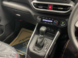 操作しやすいATシフトです♪シフトチェンジを気にしなくていいので運転だけに集中できますね!自然と手に届くところにある、手になじむ形状のシフトノブがいいですね♪