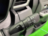 周りの明るさに応じて点灯するオートライト。ワンタッチターンシグナル機能付き方向指示器になっています。レバーはターン位置で固定されず、手を離すと元の位置に戻ります。