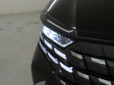 精悍な目つきのLEDヘッドランプを装備しております。