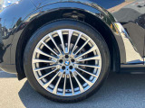 【BMWアロイホイール】軽量かつ強度に拘ったアロイホイール。走行性能ポテンシャルを引き出す設計。タイヤのサイドウォールが強化されたランフラットタイヤは、パンク時にタイヤがつぶれてもリムから外れません。