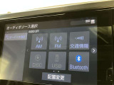 無線でBluetooth搭載機器を接続出来スマートフォンを接続して音楽を聴いたり、ハンズフリーで電話も可能です!イヤホンコードの煩わしさから解放、断線の可能性減少。快適な運転を提供します!