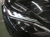 LEDの配光範囲を細やかに制御し、先行車や対向車に光が当たる部分だけを自動的に遮光するアダプティブハイビームシステム
