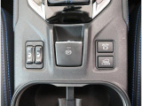 電動パーキングブレーキを採用しております。発進時はシートベルトをした状態でアクセルを踏むだけで解除できます。
