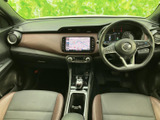 運転席から前方を見渡しやすい室内で、ゆったり座れるシートが迎えます。ナビ画面やメーターも視線の届く位置にまとまり、毎日の移動を落ち着いて過ごせる空間です。