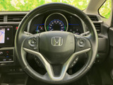 握りやすい形状で、左右には複数のスイッチが配置されています。運転姿勢のまま手元で機能を確認しやすく、メーターや画面を見ながら使いやすい運転席まわりです。