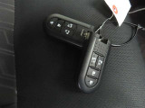 スマートキーです。バッグやポケットに携帯していれば、キーを取り出さなくてもドアの解錠・施錠ができます。エンジンの始動はブレーキを踏みながらパワースイッチをワンプッシュするだけです。