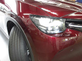 【アダプティブLEDヘッドライト】夜間走行時に先行車や対向車の状況をクルマが判断。ヘッドランプの照射範囲や明るさを自動的に変化させます。