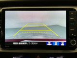 リバースギアに入れるだけで後方の表示へ切り替わります。夜間や雨の日の駐車も楽になりますよ。