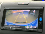 後方の様子とガイド線を画面で確認でき、駐車時の周囲確認に役立ちます。車庫入れや切り返しの際に後方の位置関係を把握しやすく、日常の駐車をサポートします。