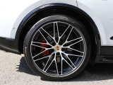 F:255/40R22、R:295/35R22