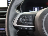 ステアリングスイッチ付き。前方から目を離すことなく操作することが可能です。