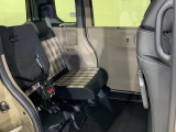 後席をはね上げれば、「もうひとつの荷室」が生まれます。