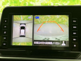 後方の映像と車両周辺を示す表示を確認でき、駐車時の後方確認をサポートします。ガイド線も表示されるため、周囲の安全を確かめながら駐車操作を進めやすい装備です。