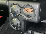 操作が簡単なマニュアルエアコンを装備しています。