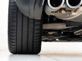 車体を後方から見た際の【左後輪】です。溝の残量やキズの有無など、より状態を詳しくお知りになりたい場合はスタッフまでお尋ね下さいませ。