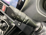 表示が見やすく、必要な操作を確認しやすいワイパーレバーです。運転席から手が届く位置に配置され、天候の変化に合わせて使える機能を備えています。日々の運転に便利です。