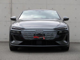 ひと目で電気自動車とわかる先進的なデザインと、Audiらしい洗練されたダイナミズムが融合した表情。