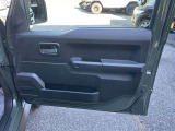 全面UVカット機能付ガラス。 車外からの紫外線を抑えるUVカット機能を採用。日射しの強い環境などでも、安心して走りを楽しめます。