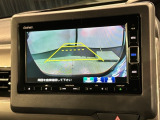 リバースギアに入れるだけで後方の表示へ切り替わります。夜間や雨の日の駐車も楽になりますよ。