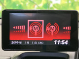 FM・AMの選択画面が表示され、画面上で放送の種類を確認できます。運転中の情報確認にも配慮された見やすい表示で、日々の移動時に便利にお使いいただけます。