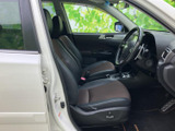 前席は身体を支える形状で、運転席と助手席それぞれにゆったり座れる空間。ドアを開けた際の視界も広く、乗り降りのしやすさや車内の清潔感もご確認いただけます。