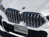 左右のキドニー・グリルの中心にはBMWのエンブレムが鎮座し、個性を放つデザイン性を兼ね備えました。